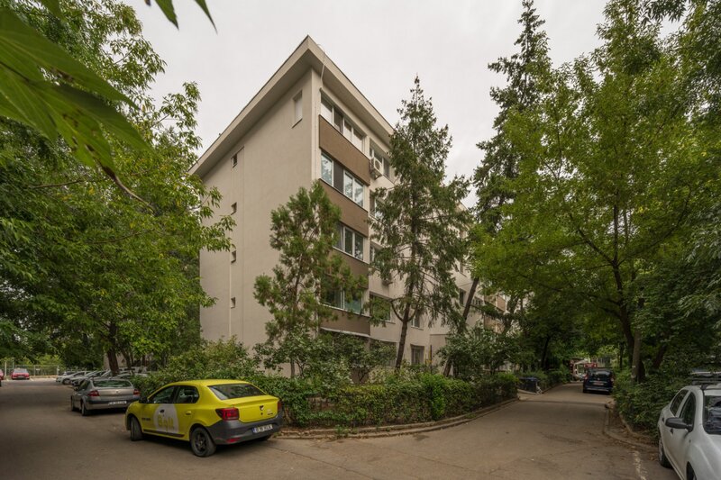 Giulesti  Apartament cu 3 camere - bloc reabilitat  -  Metrou Crangasi 10 min