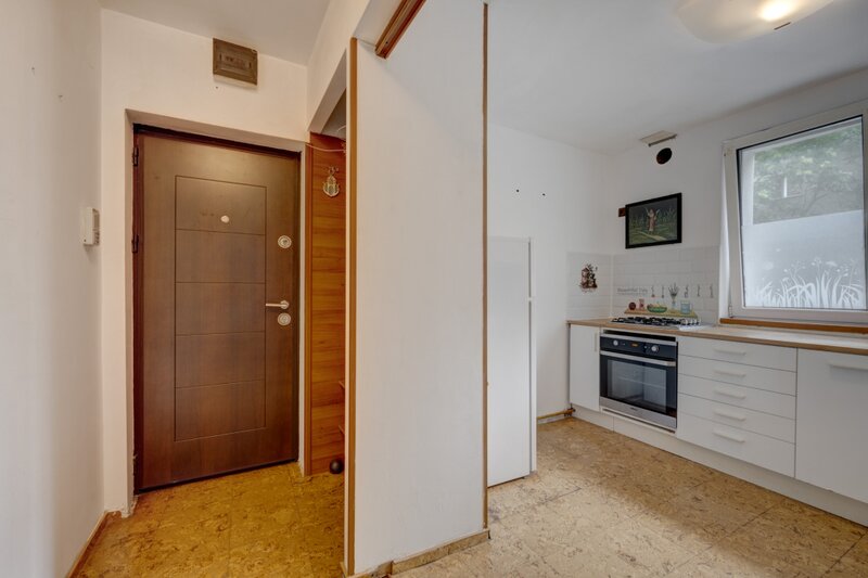 Giulesti  Apartament cu 3 camere - bloc reabilitat  -  Metrou Crangasi 10 min