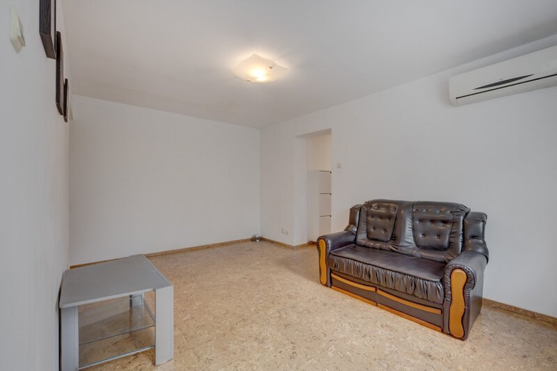 Giulesti  Apartament cu 3 camere - bloc reabilitat  -  Metrou Crangasi 10 min